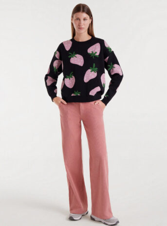 Pantalón de pana rosa con cintura fija de tiro medio, pernera recta, bolsillos laterales y cierre de cremallera con botón metálico. Disponible en Dulce Locura.