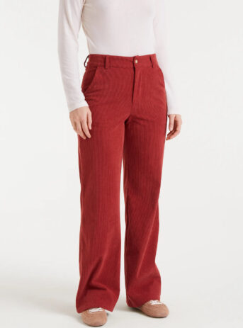Pantalón de pana marrón de Compañía Fantástica con tiro medio, pernera recta y cierre frontal de cremallera con botón metálico. Disponible en Dulce Locura.