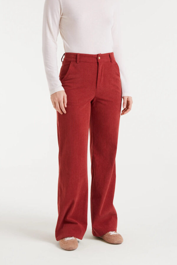 Pantalón de pana marrón de Compañía Fantástica con tiro medio, pernera recta y cierre frontal de cremallera con botón metálico. Disponible en Dulce Locura.