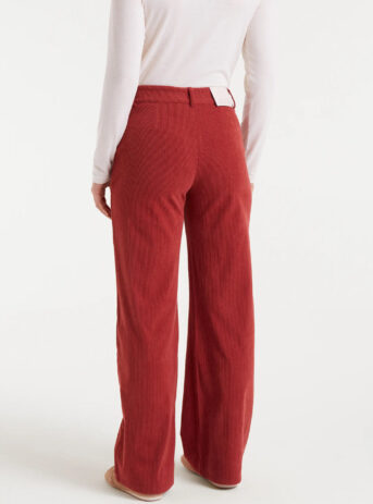 Pantalón de pana marrón de Compañía Fantástica con tiro medio, pernera recta y cierre frontal de cremallera con botón metálico. Disponible en Dulce Locura.