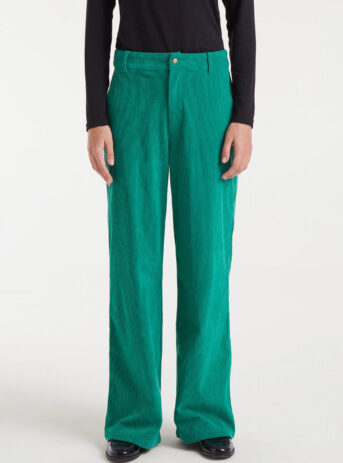 Pantalón de pana verde con tiro medio, pernera recta y cierre de cremallera y botón metálico. Disponible en Dulce Locura, tienda de moda en Badajoz.