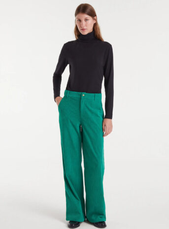 Pantalón de pana verde con tiro medio, pernera recta y cierre de cremallera y botón metálico. Disponible en Dulce Locura, tienda de moda en Badajoz.