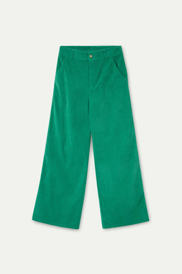 Pantalón de pana verde con tiro medio, pernera recta y cierre de cremallera y botón metálico. Disponible en Dulce Locura, tienda de moda en Badajoz.