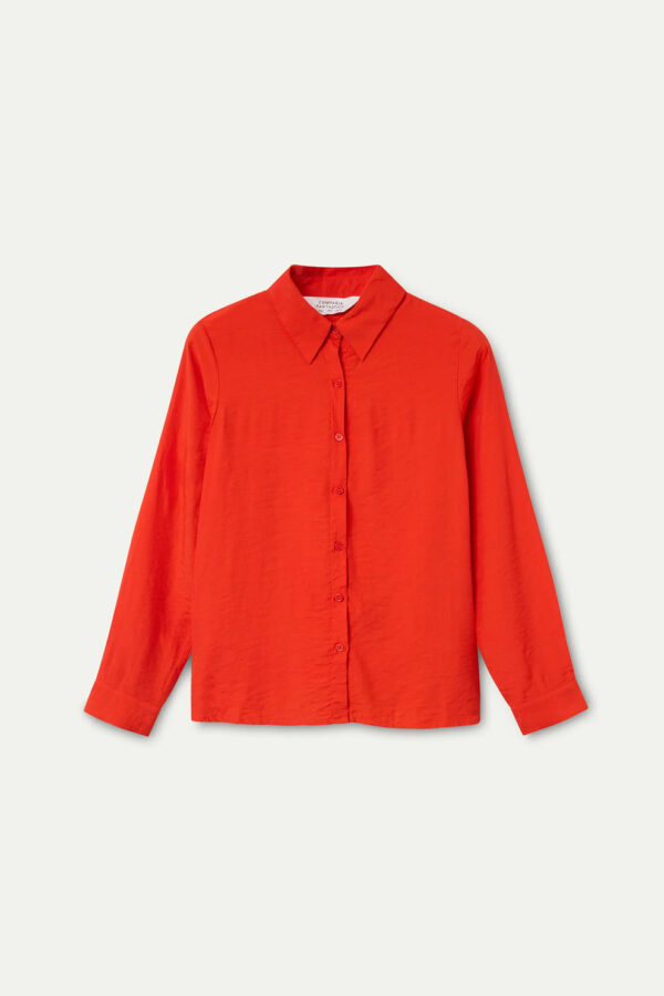 Camisa fluida naranja de viscosa de bambú con cuello solapa y manga larga terminada en puño con botón. Disponible en Dulce Locura, tienda de moda en Badajoz.