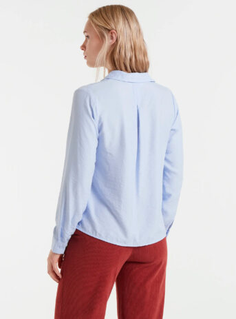 Camisa fluida azul de viscosa de bambú con cuello solapa, manga larga con puños y cierre frontal de botones. Disponible en Dulce Locura, tienda de moda en Badajoz.
