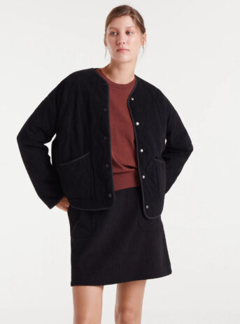 Chaqueta de pana negra con cuello pico, hombro caído, bolsillos laterales y cierre de botones a presión. Disponible en Dulce Locura, tienda de moda en Badajoz.