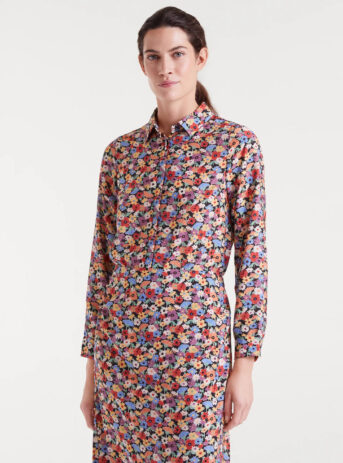 Camisa de crepé ligero con estampado Hampton Small, cuello solapa y cierre con botones ocultos. Disponible en Dulce Locura, tienda de moda en Badajoz