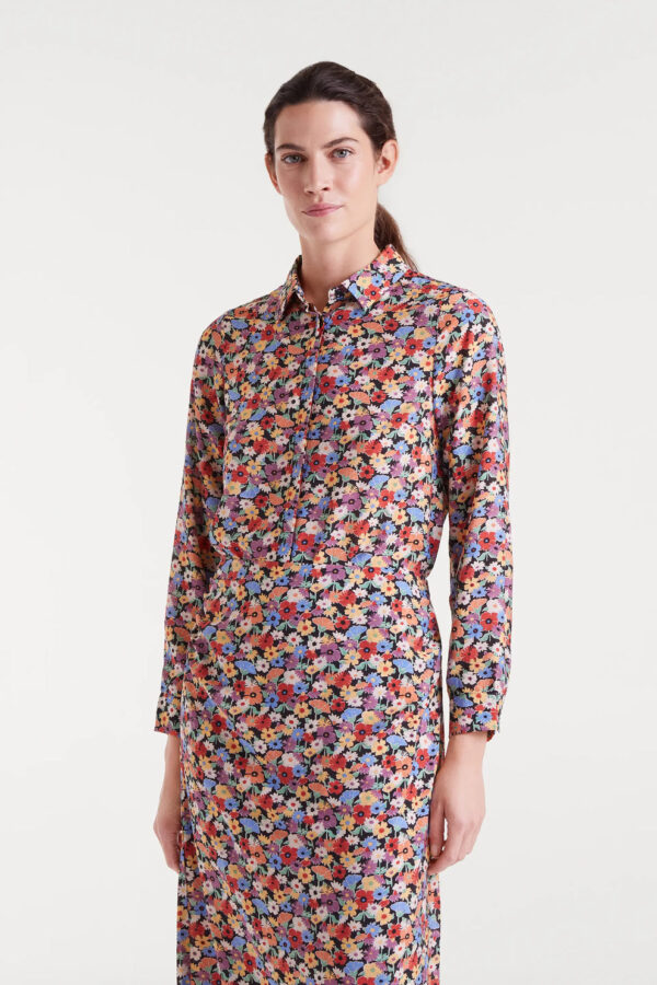 Camisa de crepé ligero con estampado Hampton Small, cuello solapa y cierre con botones ocultos. Disponible en Dulce Locura, tienda de moda en Badajoz