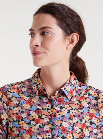 Camisa de crepé ligero con estampado Hampton Small, cuello solapa y cierre con botones ocultos. Disponible en Dulce Locura, tienda de moda en Badajoz