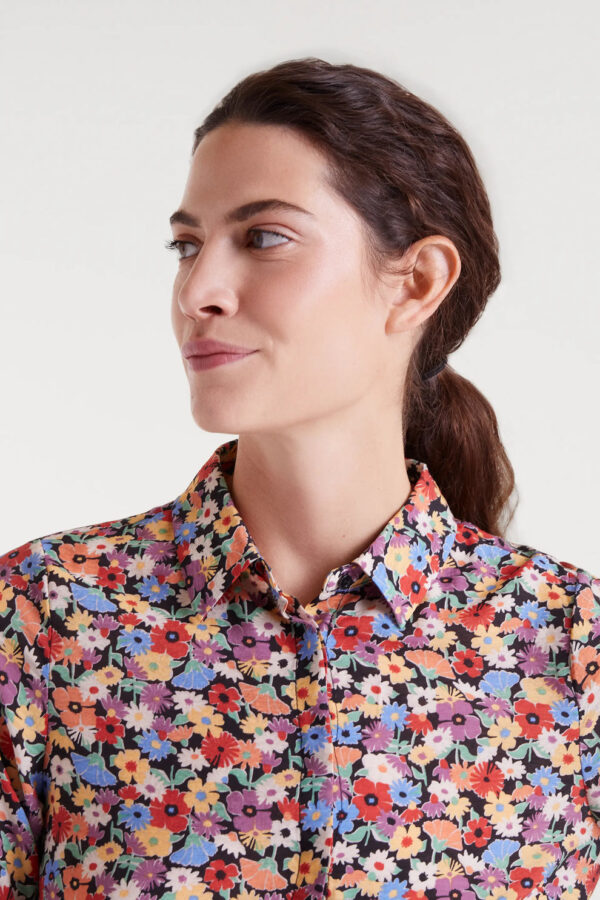 Camisa de crepé ligero con estampado Hampton Small, cuello solapa y cierre con botones ocultos. Disponible en Dulce Locura, tienda de moda en Badajoz