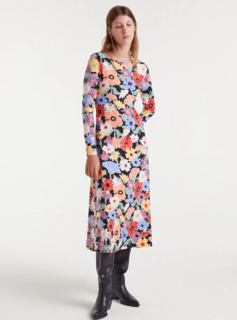 Vestido midi con estampado Hampton Big, escote barco, manga larga y abertura lateral. Disponible en Dulce Locura, tienda de moda en Badajoz.