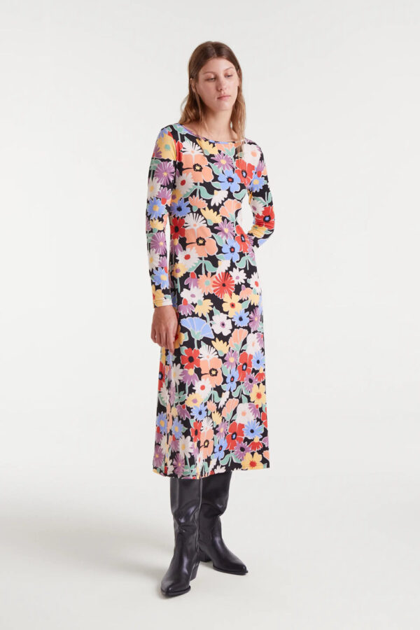 Vestido midi con estampado Hampton Big, escote barco, manga larga y abertura lateral. Disponible en Dulce Locura, tienda de moda en Badajoz.