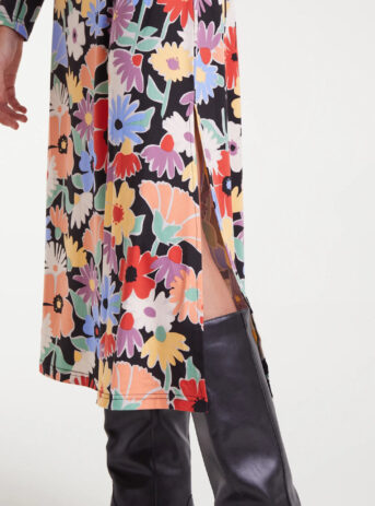 Vestido midi con estampado Hampton Big, escote barco, manga larga y abertura lateral. Disponible en Dulce Locura, tienda de moda en Badajoz.