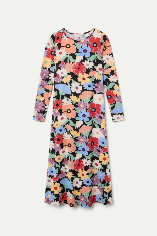 Vestido midi con estampado Hampton Big, escote barco, manga larga y abertura lateral. Disponible en Dulce Locura, tienda de moda en Badajoz.