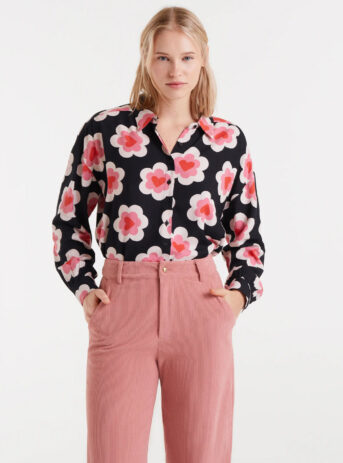 Camisa con estampado Sweetheart, cuello solapa, manga larga con puños y cierre frontal con botones. Disponible en Dulce Locura, tienda de moda en Badajoz.