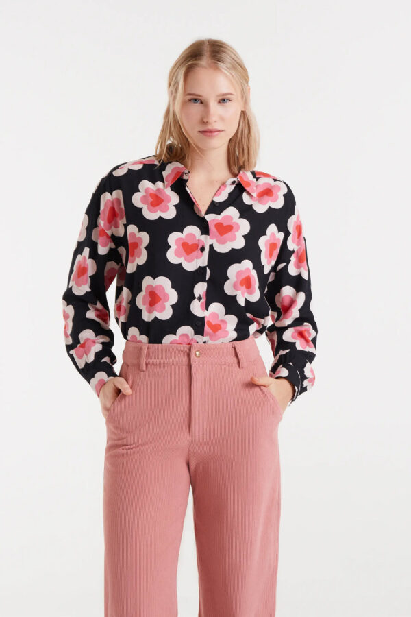 Camisa con estampado Sweetheart, cuello solapa, manga larga con puños y cierre frontal con botones. Disponible en Dulce Locura, tienda de moda en Badajoz.