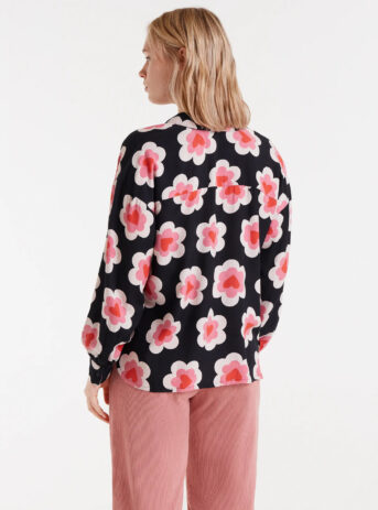 Camisa con estampado Sweetheart, cuello solapa, manga larga con puños y cierre frontal con botones. Disponible en Dulce Locura, tienda de moda en Badajoz.
