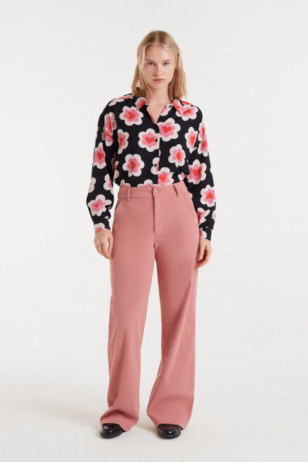Camisa con estampado Sweetheart, cuello solapa, manga larga con puños y cierre frontal con botones. Disponible en Dulce Locura, tienda de moda en Badajoz.