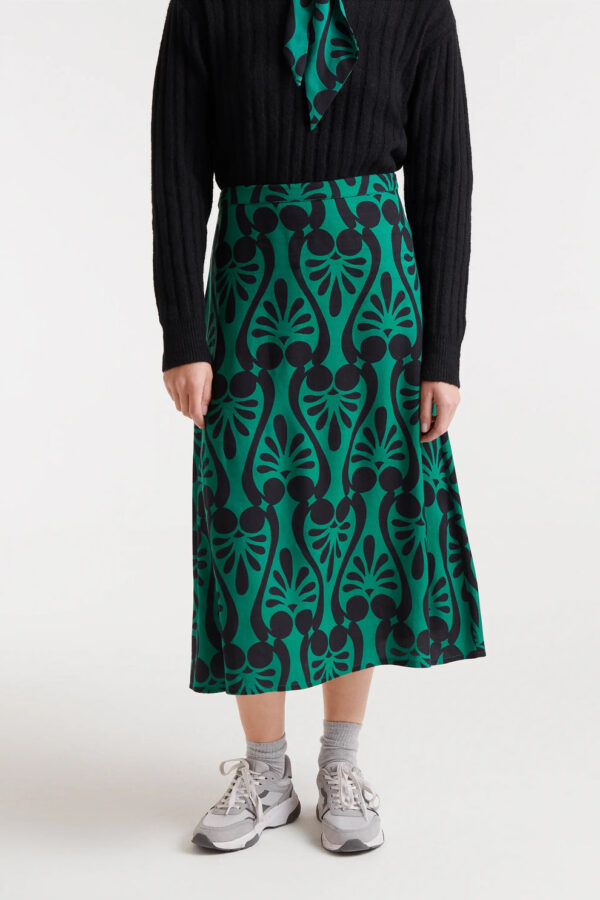 Falda midi con estampado Baroque, cintura fija de tiro alto y cremallera invisible lateral. Disponible en Dulce Locura, tienda de moda en Badajoz.
