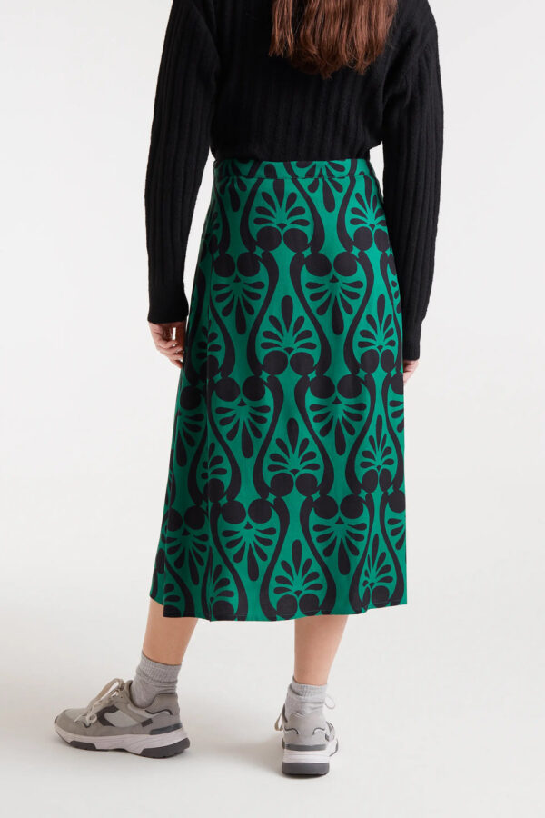 Falda midi con estampado Baroque, cintura fija de tiro alto y cremallera invisible lateral. Disponible en Dulce Locura, tienda de moda en Badajoz.