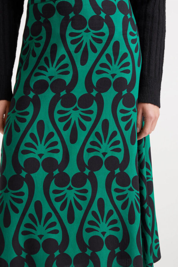 Falda midi con estampado Baroque, cintura fija de tiro alto y cremallera invisible lateral. Disponible en Dulce Locura, tienda de moda en Badajoz.