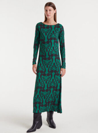 Vestido largo verde con cuello barco, manga larga y estampado barroco. Disponible en Dulce Locura, tienda de moda en Badajoz.