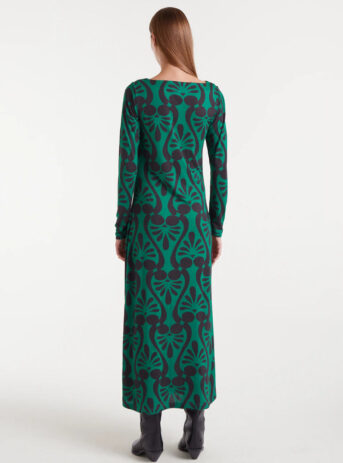 Vestido largo verde con cuello barco, manga larga y estampado barroco. Disponible en Dulce Locura, tienda de moda en Badajoz.