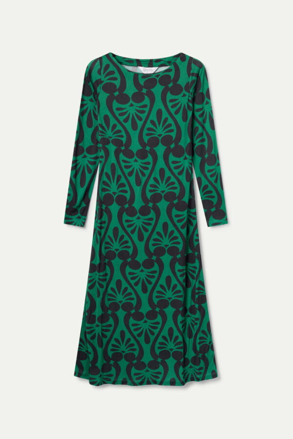 Vestido largo verde con cuello barco, manga larga y estampado barroco. Disponible en Dulce Locura, tienda de moda en Badajoz.