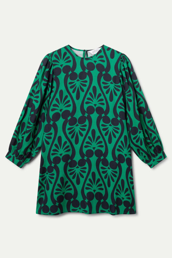Vestido corto con estampado Baroque, cuello redondo, manga francesa y cierre trasero con botón. Disponible en Dulce Locura, tienda de moda en Badajoz.