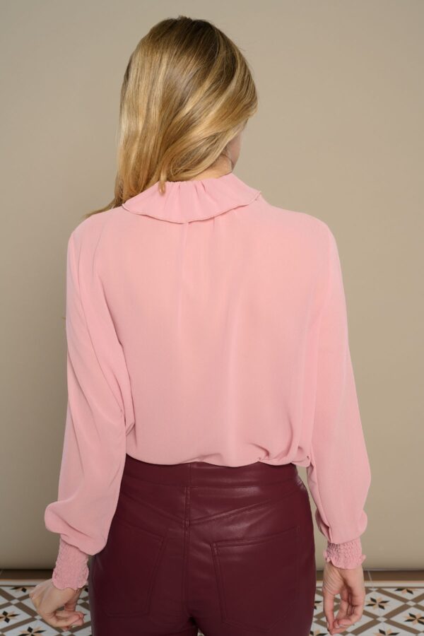 Adrienna Top, blusa fluida de manga larga con cuello redondo, volantes frontales y puños panal de abeja. Disponible en Dulce Locura, tienda de moda en Badajoz.