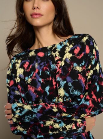 Animale Top, camiseta de manga larga en tejido elástico con estampado animal print. Disponible en Dulce Locura, tienda de moda en Badajoz.