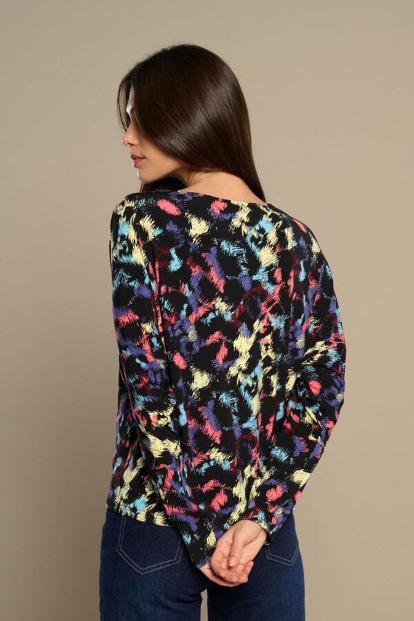 Animale Top, camiseta de manga larga en tejido elástico con estampado animal print. Disponible en Dulce Locura, tienda de moda en Badajoz.