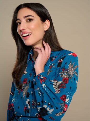 Cinnia Dress, vestido camisero corto con estampado de gatos alados y corazones. Incluye cinturón. Disponible en Dulce Locura, tienda de moda en Badajoz.