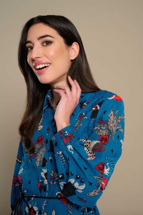 Cinnia Dress, vestido camisero corto con estampado de gatos alados y corazones. Incluye cinturón. Disponible en Dulce Locura, tienda de moda en Badajoz.