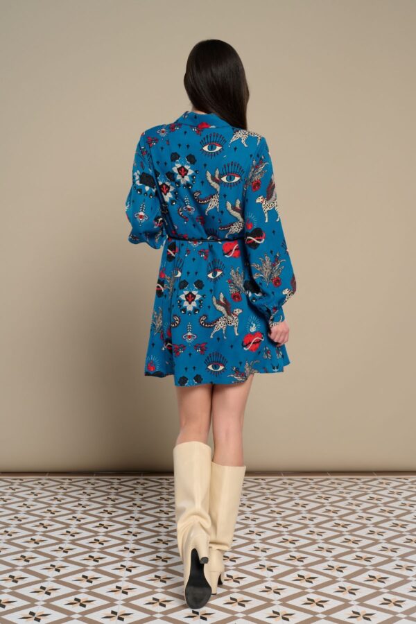 Cinnia Dress, vestido camisero corto con estampado de gatos alados y corazones. Incluye cinturón. Disponible en Dulce Locura, tienda de moda en Badajoz.