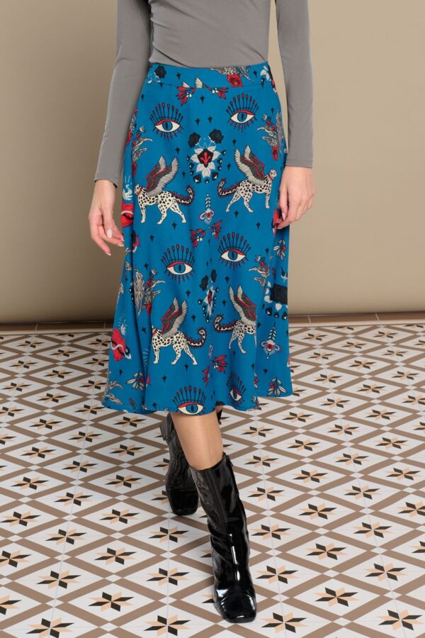 Cinnia Skirt, falda midi de tiro medio con estampado de gatos alados y corazones. Disponible en Dulce Locura, tienda de moda en Badajoz.