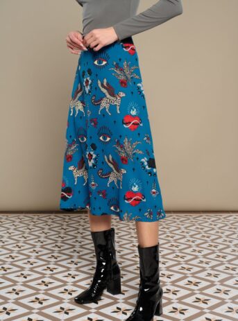 Cinnia Skirt, falda midi de tiro medio con estampado de gatos alados y corazones. Disponible en Dulce Locura, tienda de moda en Badajoz.