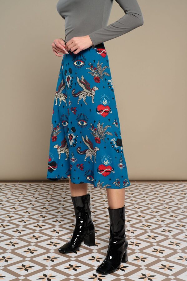 Cinnia Skirt, falda midi de tiro medio con estampado de gatos alados y corazones. Disponible en Dulce Locura, tienda de moda en Badajoz.