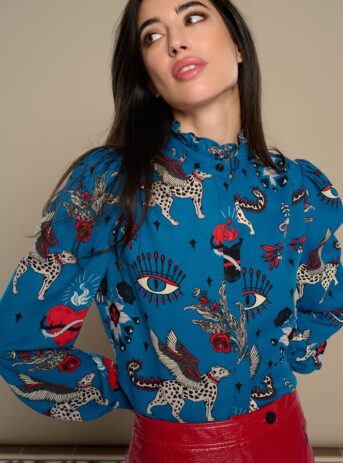 Cinnia Top, blusa de manga larga con cuello mao, puño ajustado y estampado místico. Disponible en Dulce Locura, tienda de moda en Badajoz.