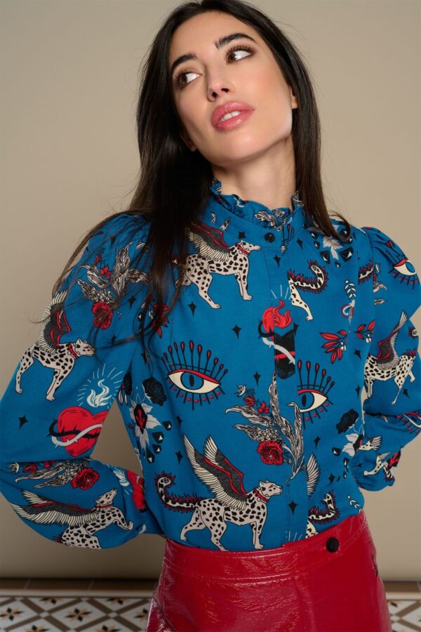 Cinnia Top, blusa de manga larga con cuello mao, puño ajustado y estampado místico. Disponible en Dulce Locura, tienda de moda en Badajoz.