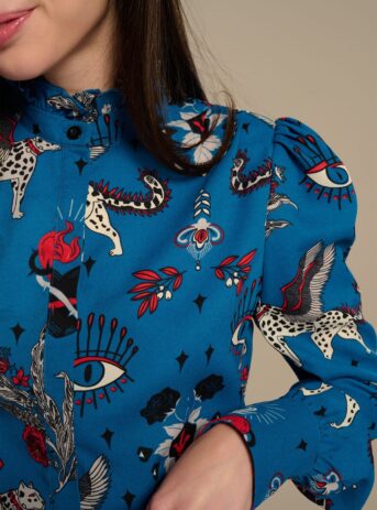 Cinnia Top, blusa de manga larga con cuello mao, puño ajustado y estampado místico. Disponible en Dulce Locura, tienda de moda en Badajoz.