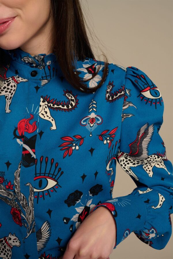 Cinnia Top, blusa de manga larga con cuello mao, puño ajustado y estampado místico. Disponible en Dulce Locura, tienda de moda en Badajoz.