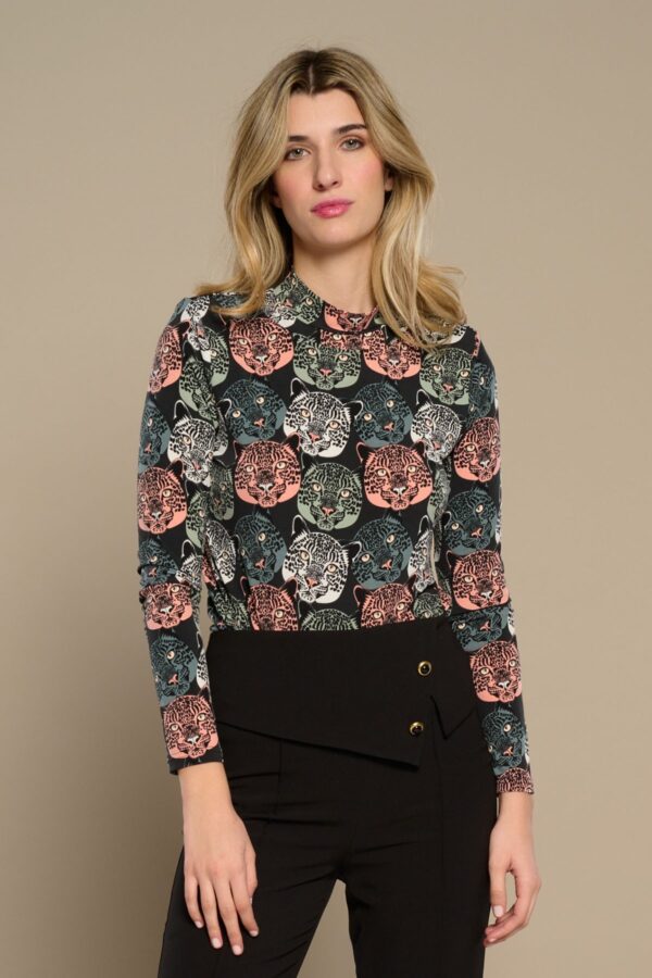 Gattina Top, camiseta de manga larga con cuello redondo, tejido elástico y estampado de guepardo en tonos salmón, gris y verde. Disponible en Dulce Locura.