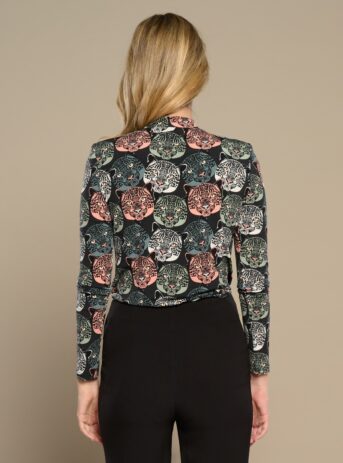 Gattina Top, camiseta de manga larga con cuello redondo, tejido elástico y estampado de guepardo en tonos salmón, gris y verde. Disponible en Dulce Locura.