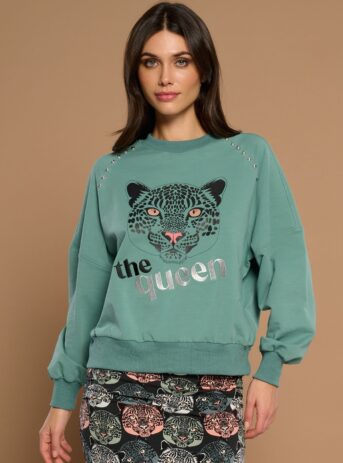 Gatto Sweatshirt, sudadera de algodón con cuello redondo, bordado de guepardo y The Queen, y tachuelas en hombros. Disponible en Dulce Locura, tienda de moda en Badajoz.