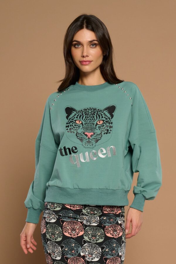 Gatto Sweatshirt, sudadera de algodón con cuello redondo, bordado de guepardo y The Queen, y tachuelas en hombros. Disponible en Dulce Locura, tienda de moda en Badajoz.