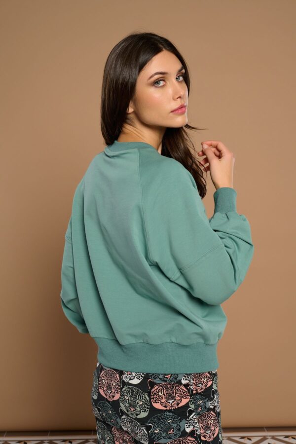 Gatto Sweatshirt, sudadera de algodón con cuello redondo, bordado de guepardo y The Queen, y tachuelas en hombros. Disponible en Dulce Locura, tienda de moda en Badajoz.