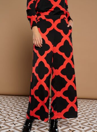 Gianna Trousers, pantalón palazzo con estampado de mosaico en rojo y negro. Disponible en Dulce Locura, tienda de moda en Badajoz.