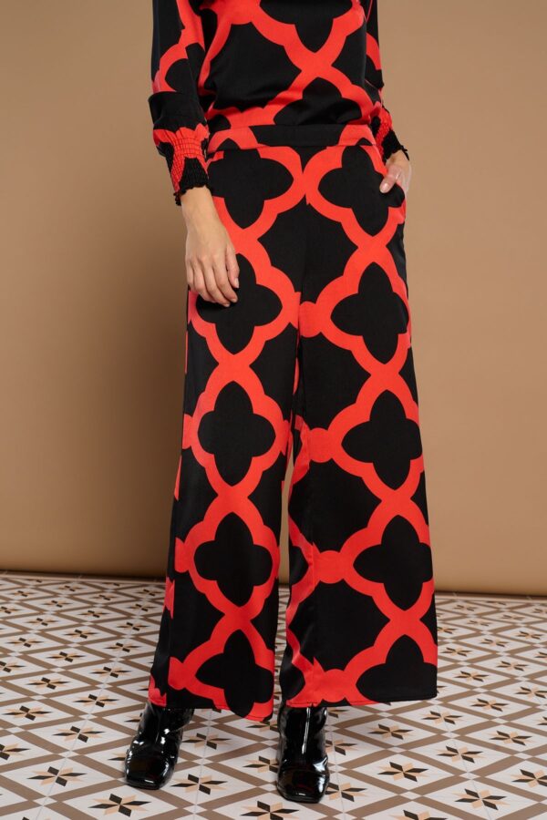 Gianna Trousers, pantalón palazzo con estampado de mosaico en rojo y negro. Disponible en Dulce Locura, tienda de moda en Badajoz.