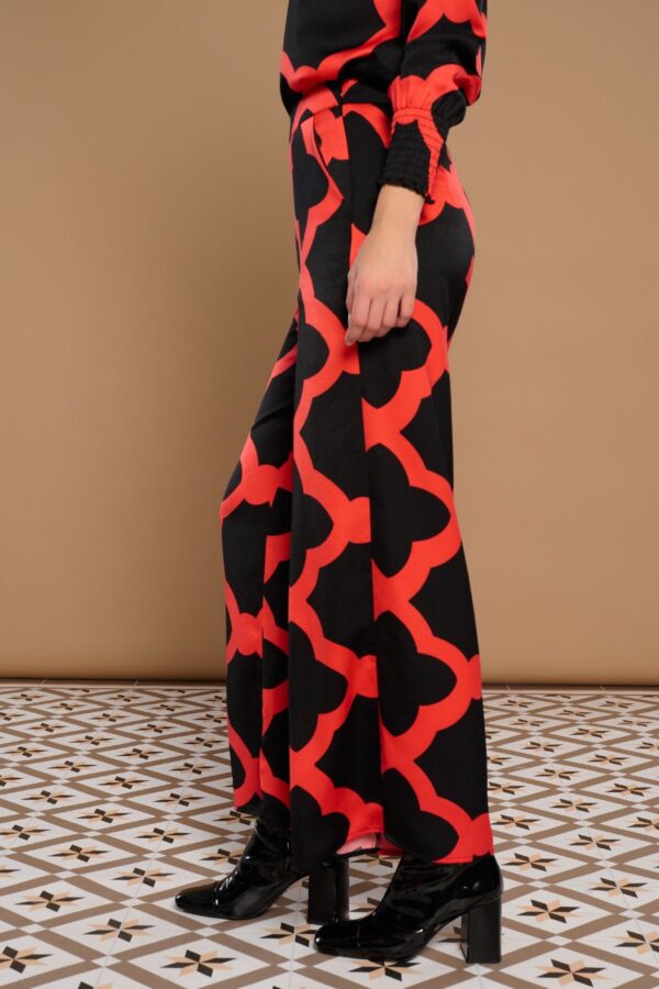 Gianna Trousers, pantalón palazzo con estampado de mosaico en rojo y negro. Disponible en Dulce Locura, tienda de moda en Badajoz.